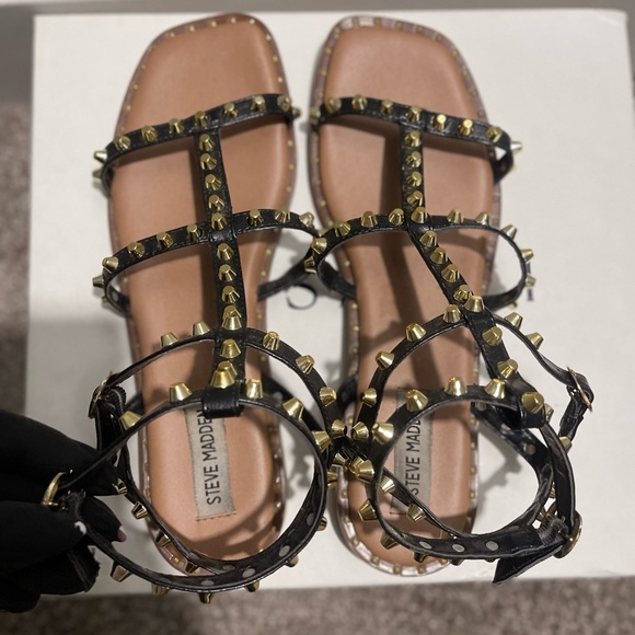 Steve Madden Material	Synthetic
Brand	
Steve Madden
Color	
Black - Picture 3 of 6